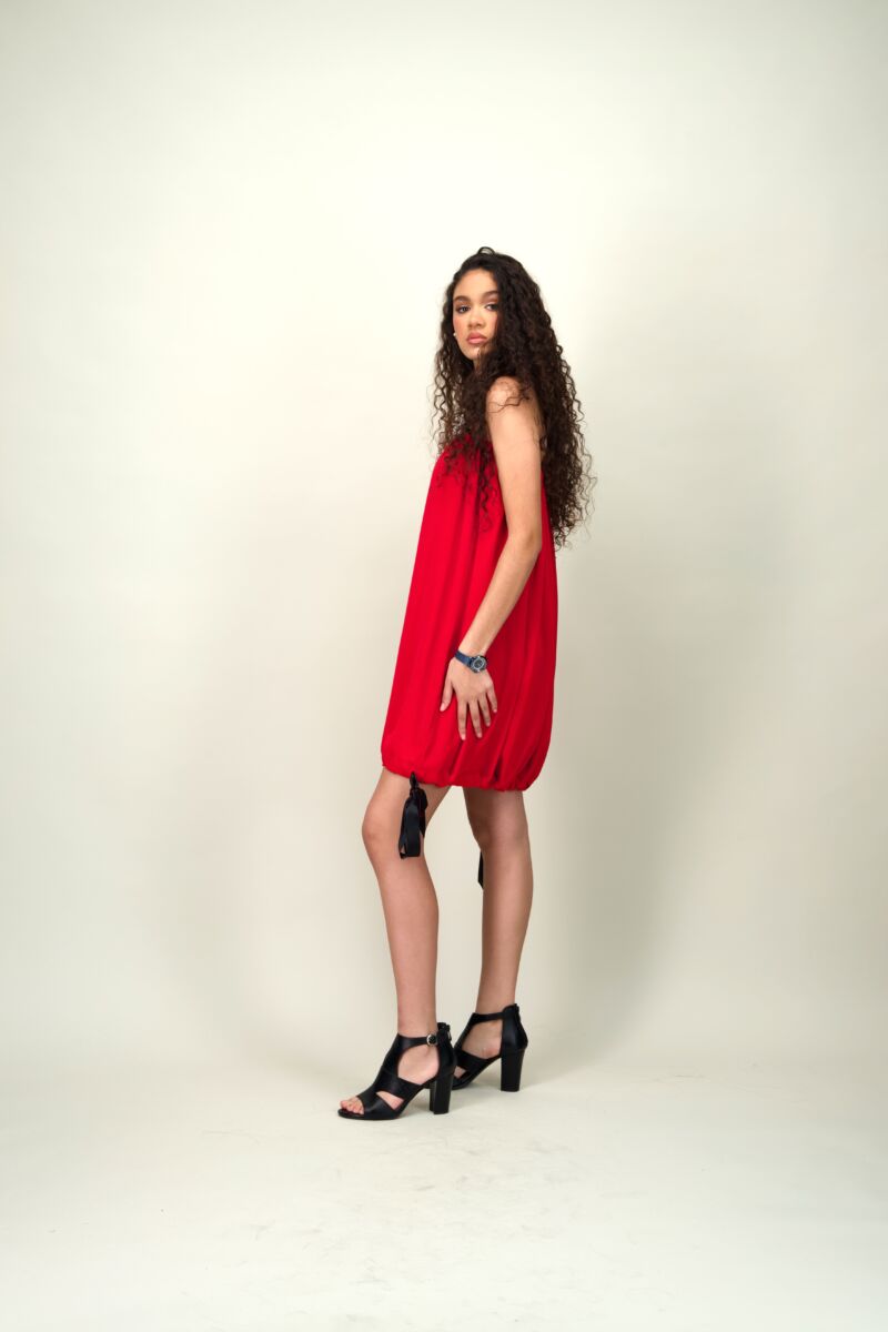 vitrine-malayanne-robe-bonbon-rouge-profil-brune